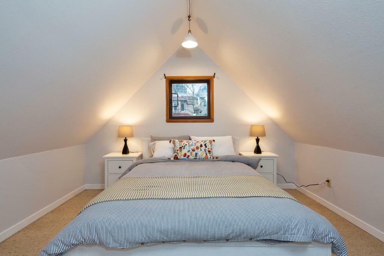 バンクーバーBillion Dollar Views In A Beautiful Fairview Slopes Heritage Houseアパートメント エクステリア 写真
