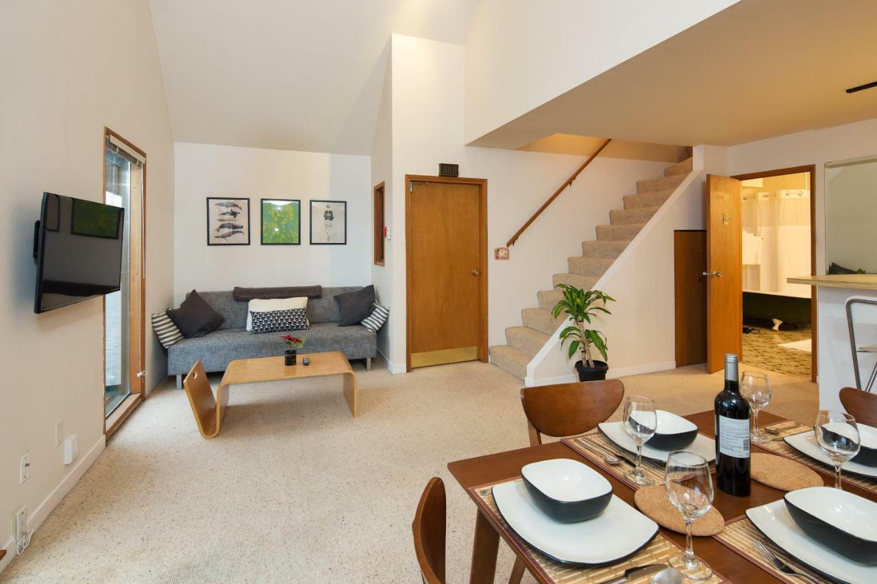 バンクーバーBillion Dollar Views In A Beautiful Fairview Slopes Heritage Houseアパートメント エクステリア 写真