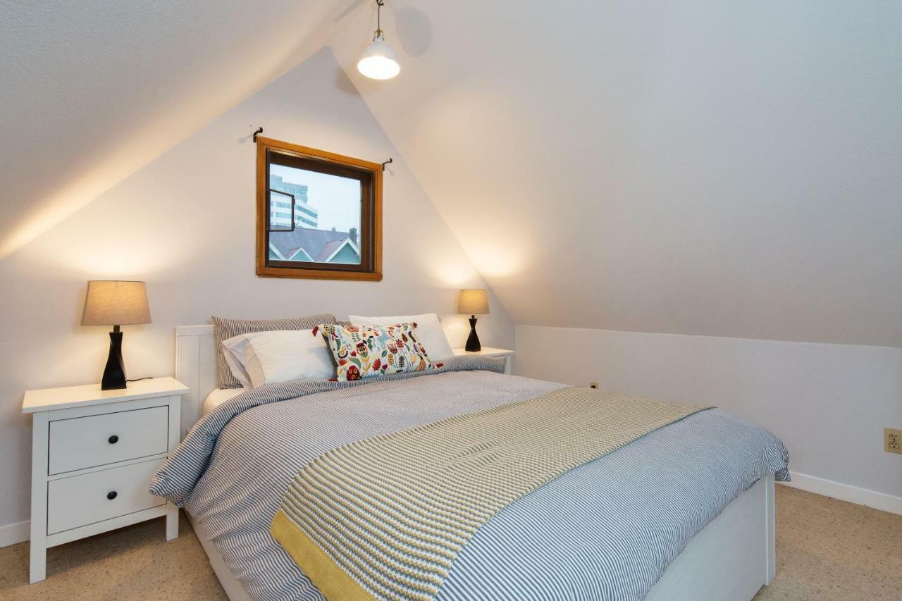 バンクーバーBillion Dollar Views In A Beautiful Fairview Slopes Heritage Houseアパートメント エクステリア 写真