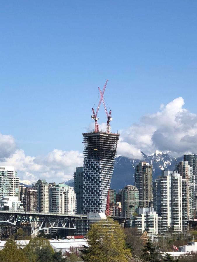 バンクーバーBillion Dollar Views In A Beautiful Fairview Slopes Heritage Houseアパートメント エクステリア 写真
